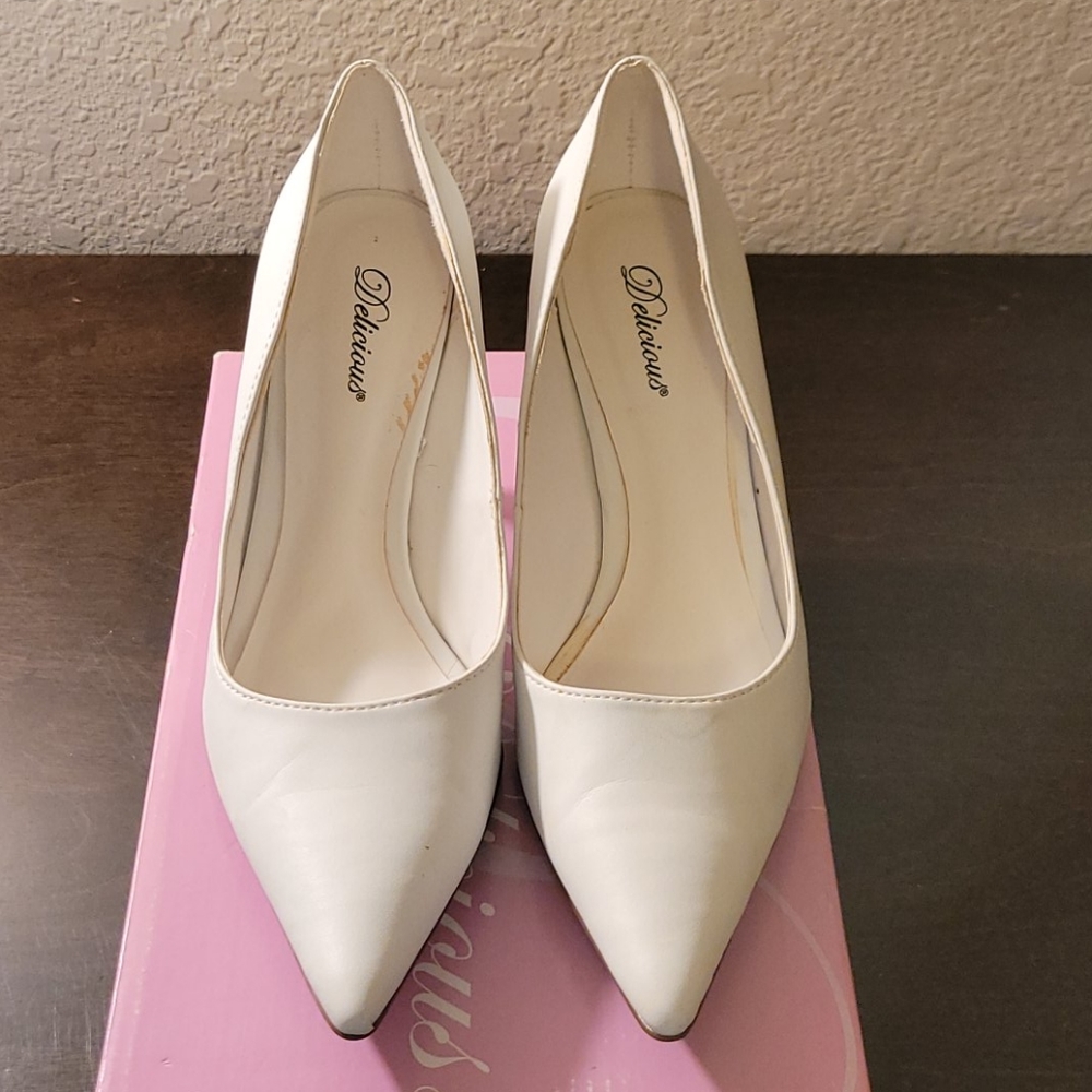 (3/$20) Delicious Eluda White Pump